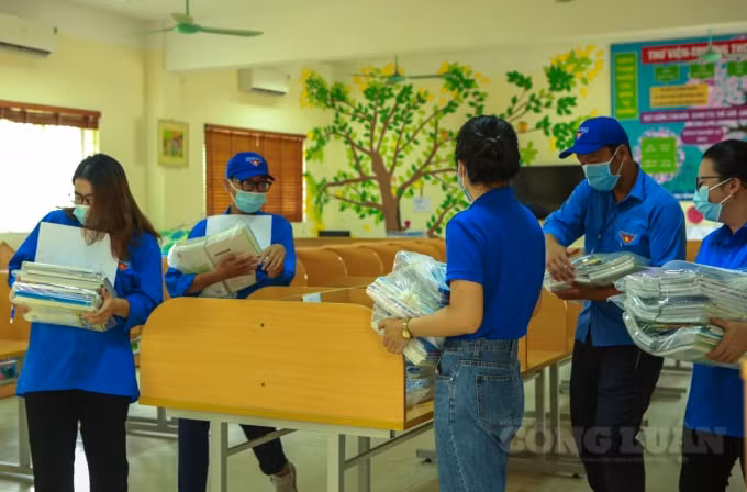 theo chan doi shipper ao xanh chuyen sach giao khoa den tan tay hoc sinh trong ngay tet doc lap hinh 3