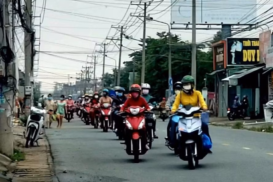 dong nai bo giay di duong cong nhan chi can deo the nhan vien hinh 1