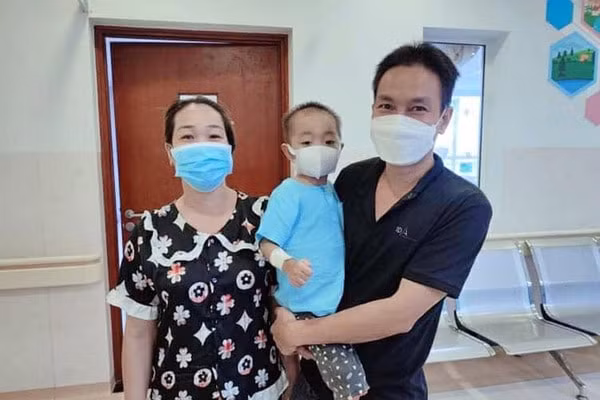 be 4 tuoi bi nhiem trung huyet viem phoi nang duoc chua khoi hinh 1