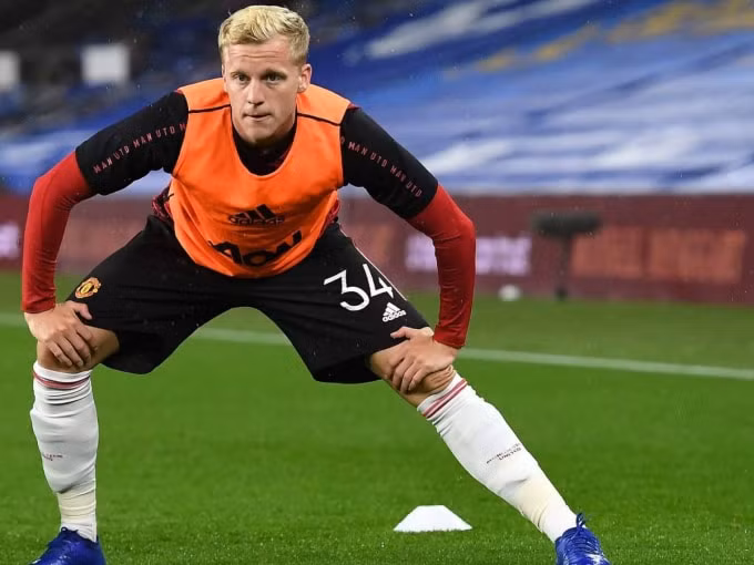 lo dien clb tai giai ngoai hang anh san sang giai cuu donny van de beek hinh 1