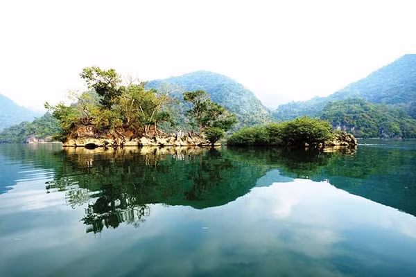 du lich ho ba be vien ngoc xanh giua rung dong bac hinh 1