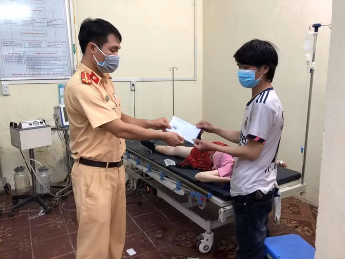 ha noi can bo doi csgt so 6 ho tro san phu tro da sinh con hinh 1