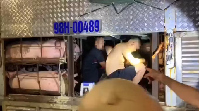 lai xe giau 4 nguoi trong thung cho lon de thong chot vao tinh quang ninh hinh 1