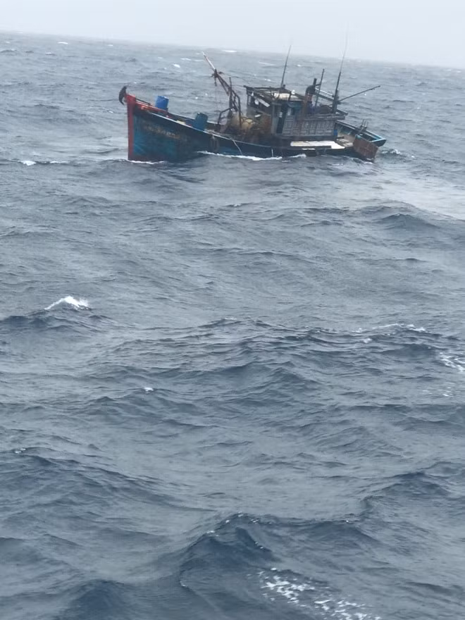 vuot bien cuu thuyen truong gap nan tren tau ca sap chim hinh 2
