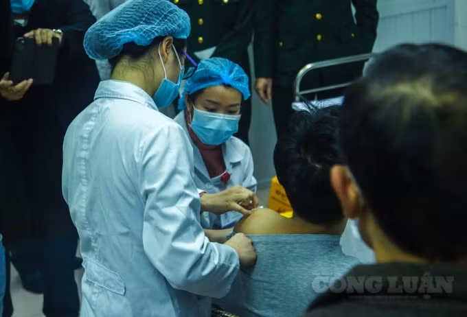 Hiện vắc xin Nanocovax đang được tiêm thử nghiệm giai đoạn 3 (ảnh Quang Hùng).