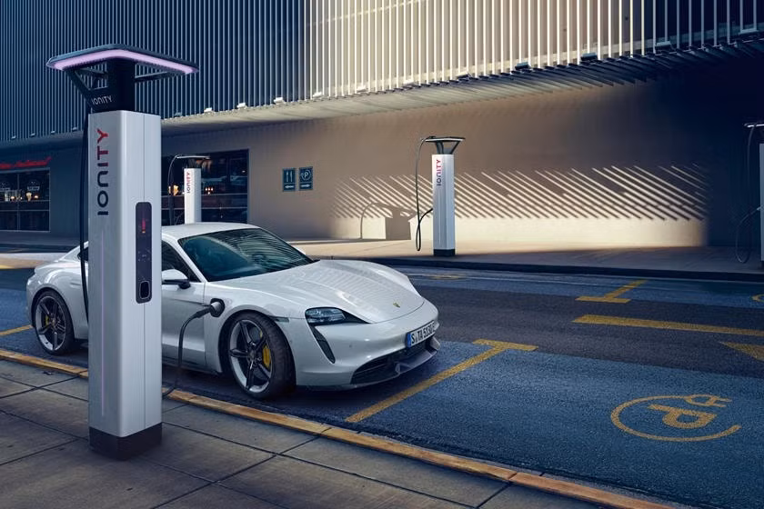 porsche taycan mang ve doanh so khung vuot mat panamera va 911 hinh 2