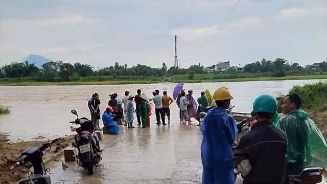 quang nam 5 nguoi bi lu cuon troi khi ganh hang di cho hinh 1