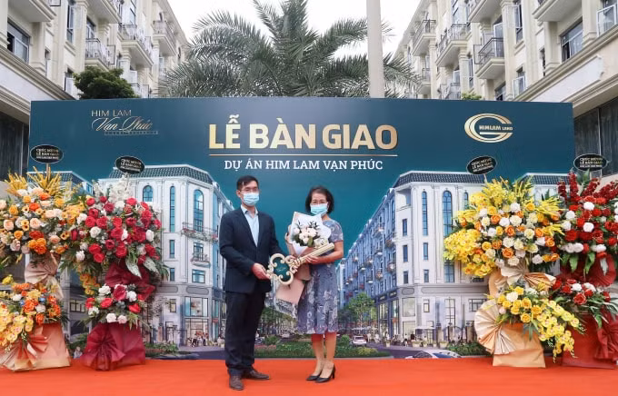 no luc vuot bao covid him lam van phuc chao don nhung cu dan dau tien hinh 1