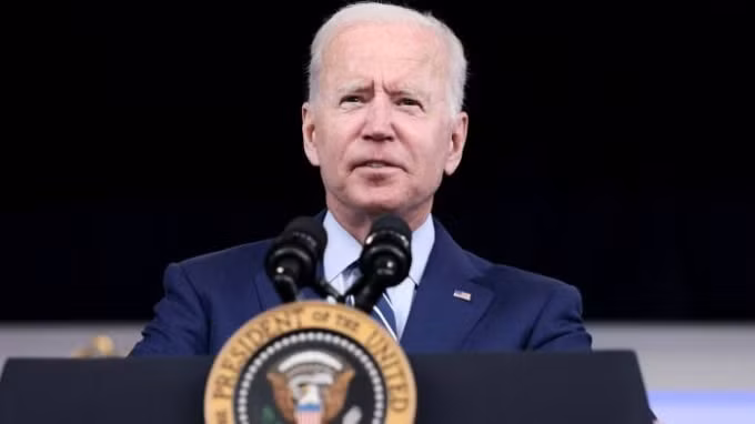 tong thong biden the chien dau de thong qua du luat co so ha tang hinh 1