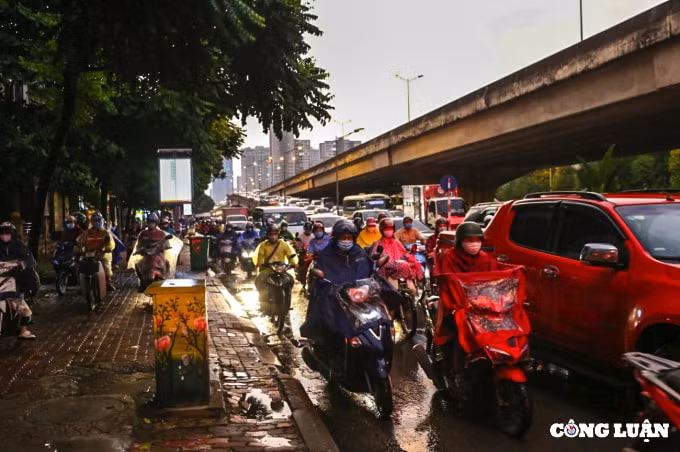 ha noi mua lon vao gio tan tam nhieu tuyen pho un tac hinh 2
