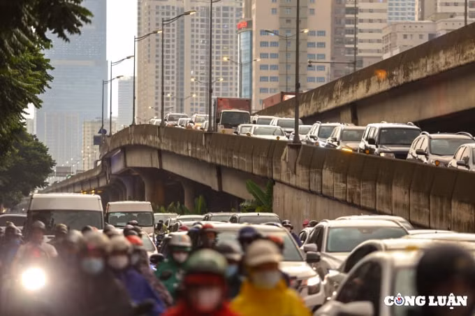 ha noi mua lon vao gio tan tam nhieu tuyen pho un tac hinh 1