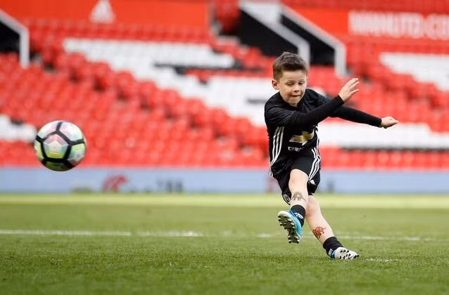 cau ca nha rooney tiep tuc ghi ban vao luoi liverpool hua hen tao song sat voi ronaldo jr hinh 1