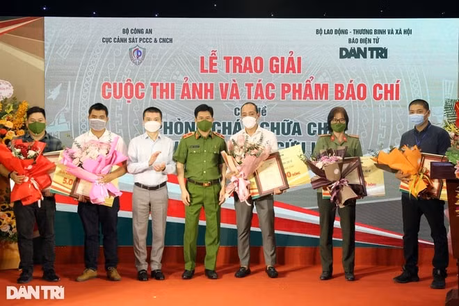 trao giai cuoc thi anh va tac pham bao chi ve phong chay chua chay va cuu nan cuu ho hinh 2