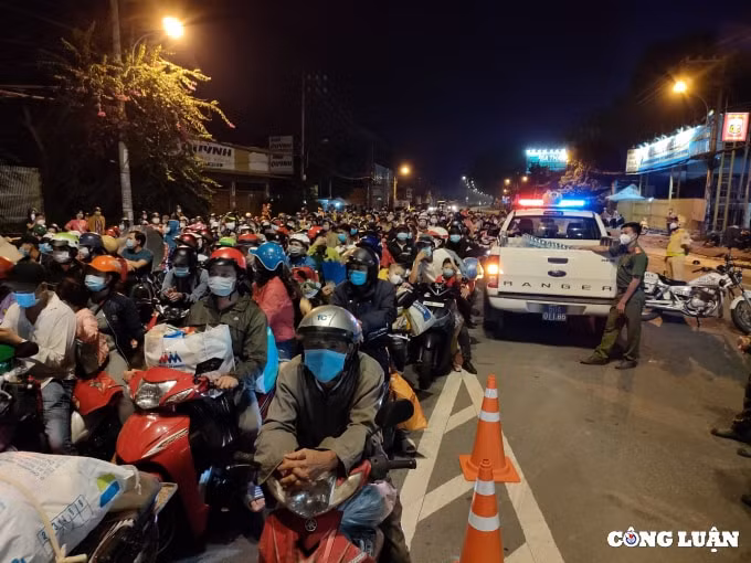 tre nho vat va giua dong nguoi ve que tranh dich don u o cua ngo phia tay tp hcm hinh 4