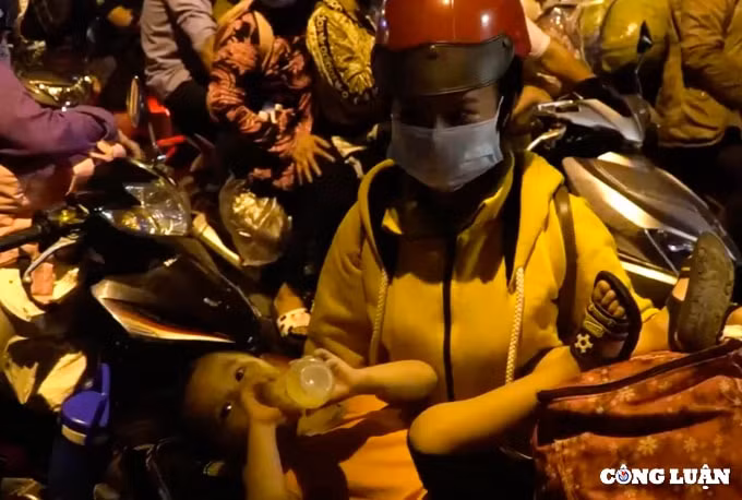 tre nho vat va giua dong nguoi ve que tranh dich don u o cua ngo phia tay tp hcm hinh 3