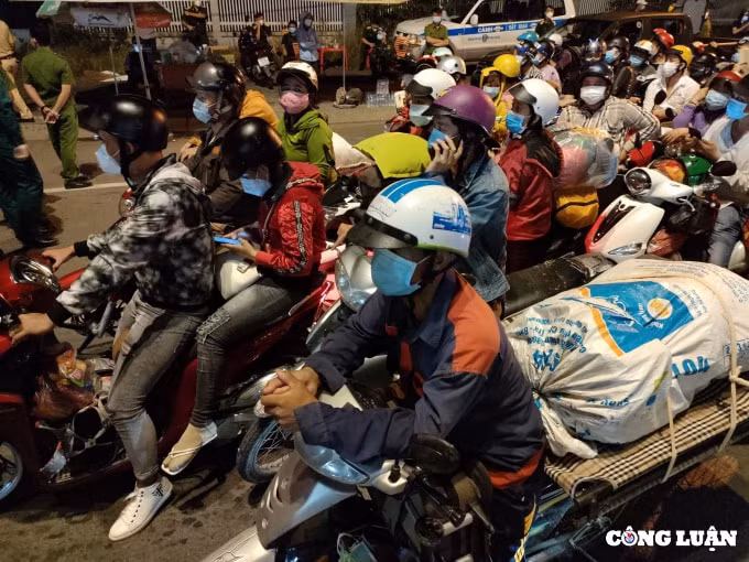 tre nho vat va giua dong nguoi ve que tranh dich don u o cua ngo phia tay tp hcm hinh 1