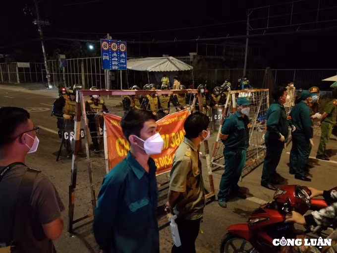 tre nho vat va giua dong nguoi ve que tranh dich don u o cua ngo phia tay tp hcm hinh 2