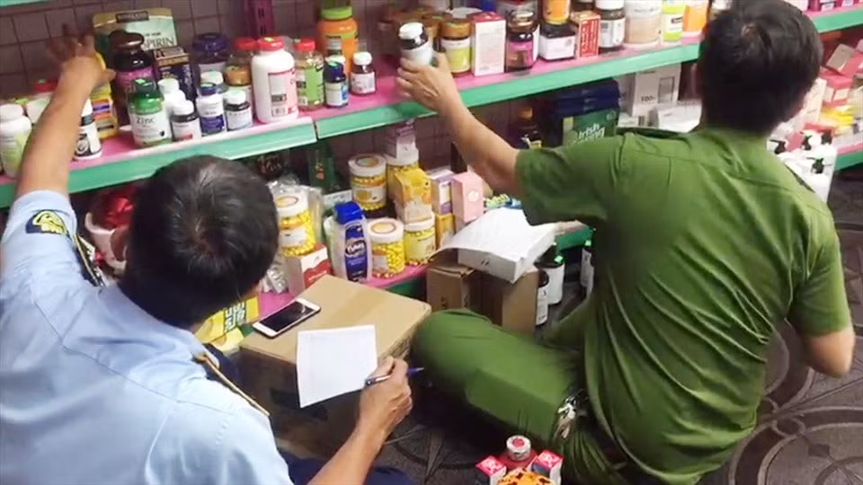 an giang phat hien shop my pham chua nhieu san pham khong ro nguon goc hinh 1