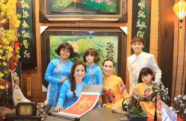 nhieu loan thong tin nam sinh cua phi nhung thuy nga mong gia dinh dinh chinh lai hinh 2