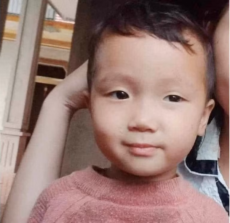 cong an keu goi tim kiem be trai 2 tuoi mat tich bi an truoc cong nha o nghe an hinh 1