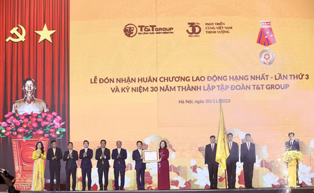 tt group don nhan huan chuong lao dong hang nhat lan thu 3 va ky niem 30 nam thanh lap tap doan hinh 1