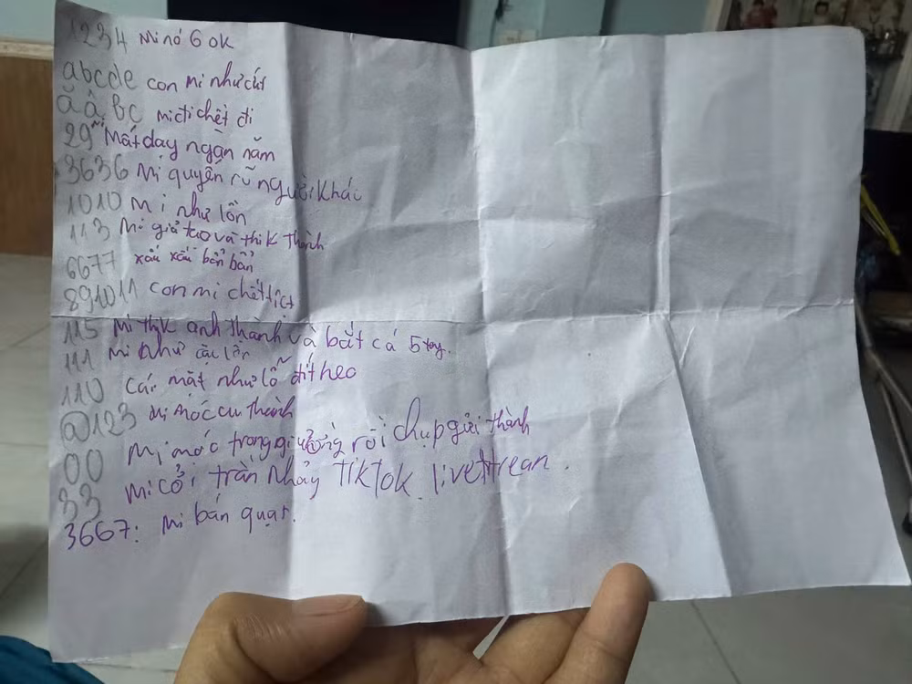 Tờ giấy do nhóm học sinh viết về bạn M., nhục mạ nữ sinh với nhiều câu từ thô tục. Ảnh: Phụ huynh cung cấp
