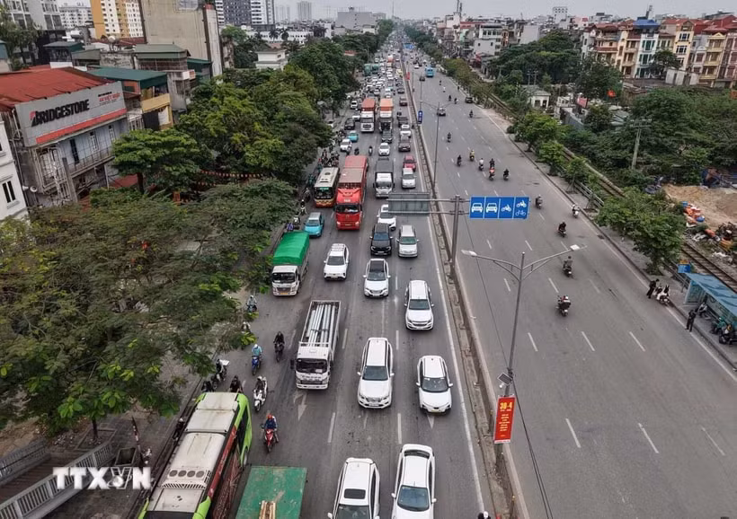 Lượng người và phương tiện di chuyển từ hướng Quốc lộ 1A hướng vào Thành phố Hà Nội tăng đột biến (ảnh chụp lúc 16h05'). (Ảnh: Hoàng Hiếu/TTXVN)