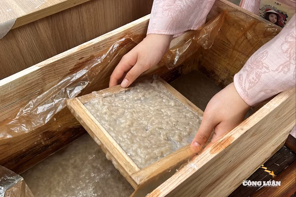 Trải nghiệm công đoạn seo giấy tại trưng bày “Từ Dó Mà Ra”.