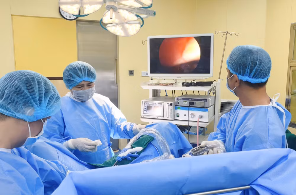 Ê-kíp bác sĩ thực hiện phẫu thuật nội soi cắt bỏ khối đa nhân xơ tử cung cho bệnh nhân.