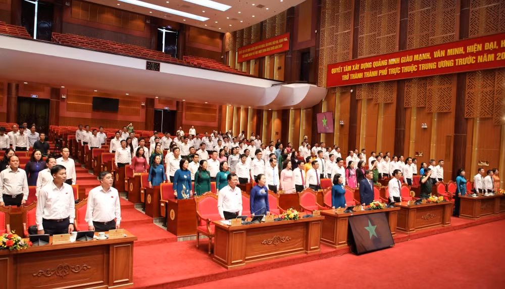 anh-1-ky-hop-thu-2-hdnd-tinh-quang-ninh.jpg