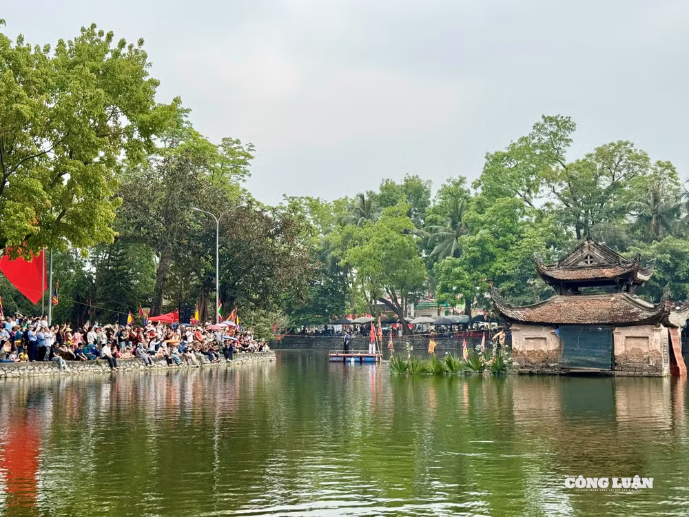 Không khí Lễ hội Chùa Thầy diễn ra sôi động nhưng vẫn giữ được nét trang nghiêm của không gian tín ngưỡng. Dòng người từ nhiều địa phương đổ về dâng hương, chiêm bái, tưởng nhớ Từ Đạo Hạnh. Hoạt động đi lễ không chỉ mang ý nghĩa tâm linh mà còn thể hiện sự tiếp nối truyền thống văn hóa của cộng đồng.
