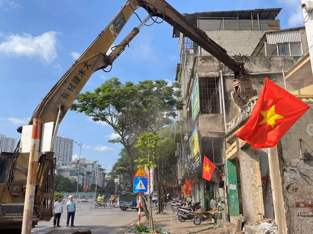 Đồng chí Võ Đăng Dũng- Bí thư Đảng ủy, Chủ tịch HĐND phường và đồng chí Nguyễn Sỹ Đoàn - Phó Bí thư Đảng ủy, Chủ tịch UBND phường kiểm tra hiện trường công tác GPMB ngày 29/4/2026