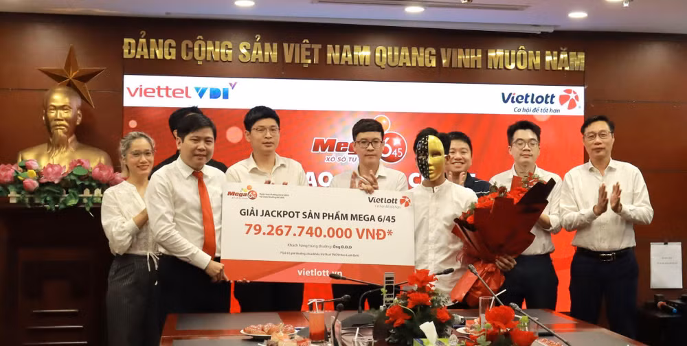 Anh Đ.Đ.D nhận giải Jackpot xổ số tự chọn Mega 6/45 với giá trị giải thưởng gần 80 tỷ đồng. Ảnh: V.L