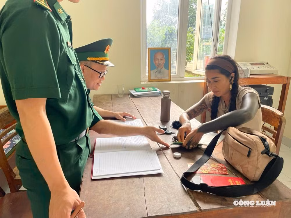 Ngày 29/4, Bộ đội Biên phòng tỉnh Quảng Trị cho biết, lực lượng Đồn Biên phòng Hướng Lập vừa kịp thời phát hiện, trao trả tài sản có giá trị cho một công dân quốc tịch Australia đánh rơi trên địa bàn biên giới.