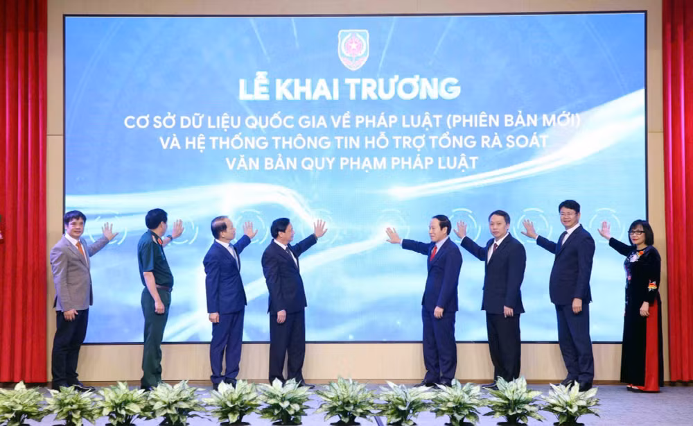 Phó Thủ tướng Lê Tiến Châu bấm nút Khai trương Cơ sở dữ liệu quốc gia về pháp luật (phiên bản mới)- Ảnh 2.