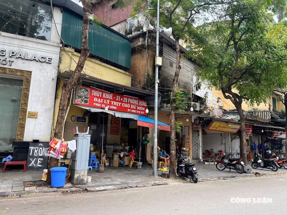 Quán thịt chó sau khi bị xử phạt vẫn tiếp tục chiếm dụng một phần vỉa hè để kinh doanh.