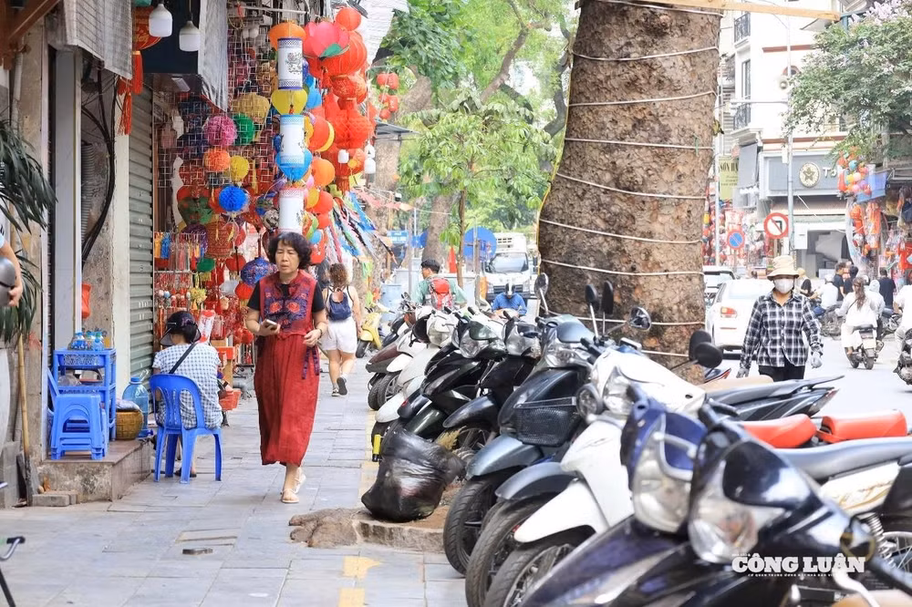 Trên phố Hàng Mã, sau nhiều năm vỉa hè bị lấn chiếm, khách du lịch và người đi bộ nay đã có thể di chuyển thuận tiện hơn.