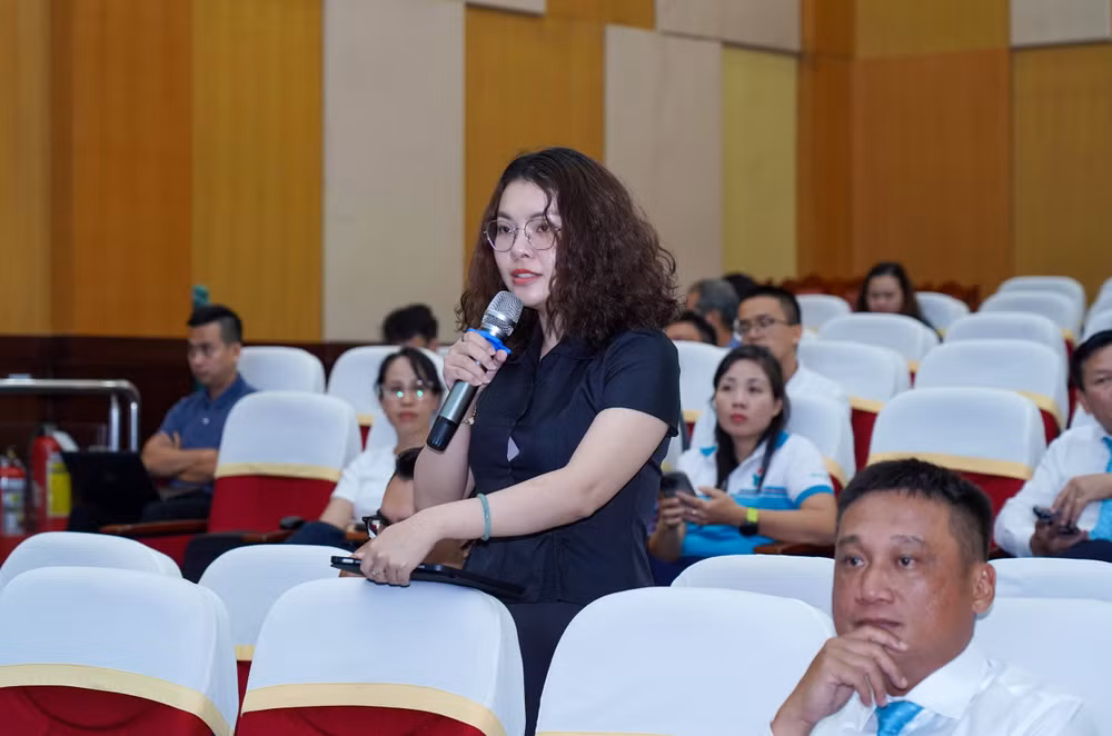 Các cổ đông đặt câu hỏi tại phiên họp (1)