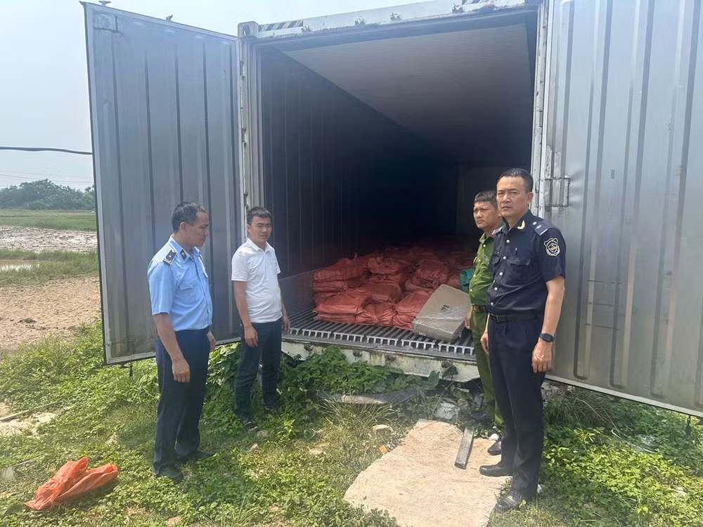Khám kho lạnh chứa 3.300 kg cánh gà