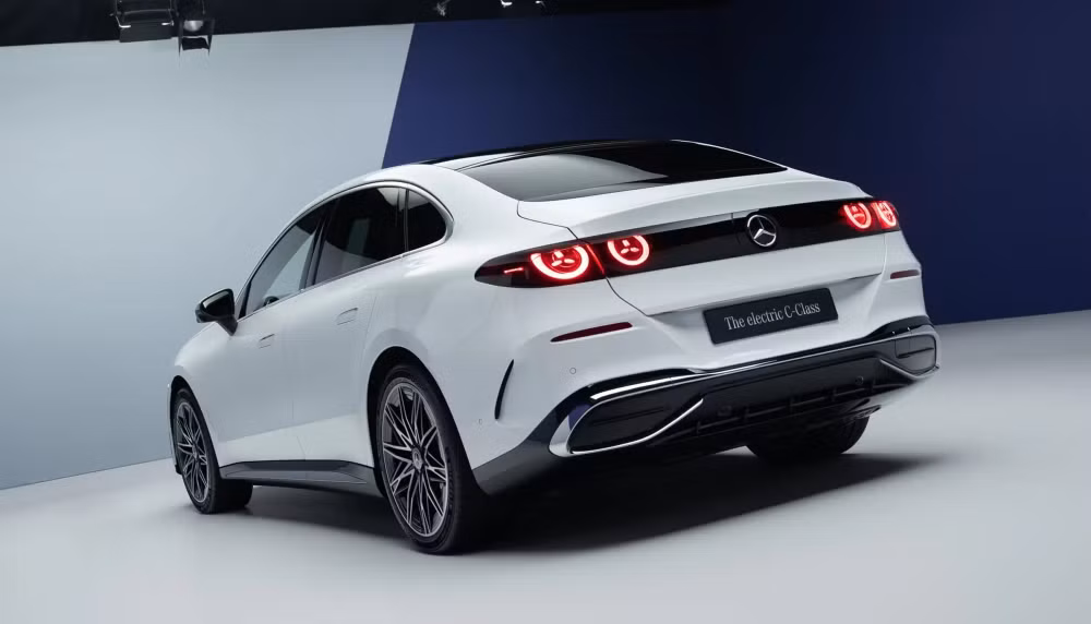 Cụm đèn sau cũng mang biểu tượng ngôi sao đặc trưng - Ảnh: Mercedes-Benz