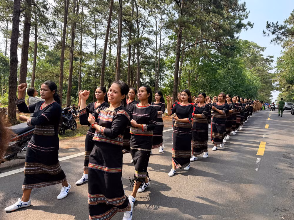Những điệu xoang uyển chuyển của các cô gái dọc tuyến đường đã vẽ nên một bức tranh văn hóa sống động