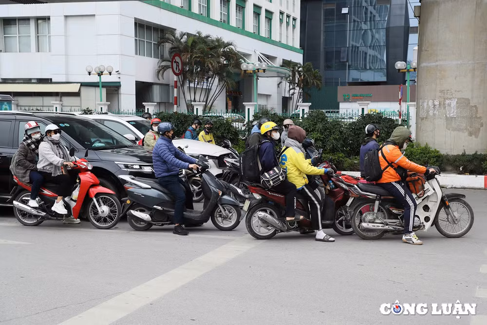 tai xe xe may ngo ngac bi xu phat khong chap hanh hieu lenh chi dan cua vach ke duong hinh 3