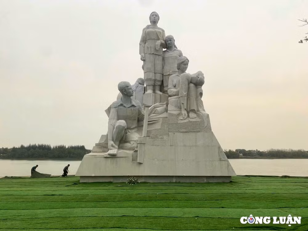 thanh hoa khanh thanh khu tuong niem cac giao vien va hoc sinh da hy sinh tai cong truong de nam song ma hinh 1