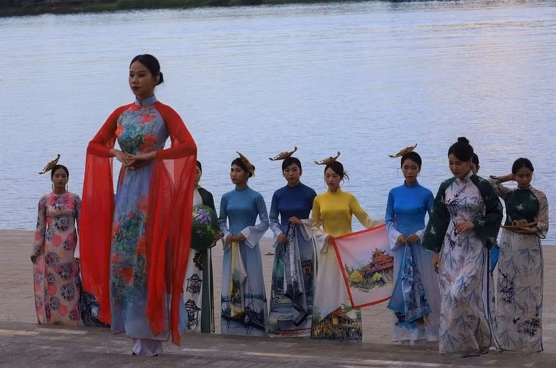 ao dai ba mien hoi tu tai hue hinh 1