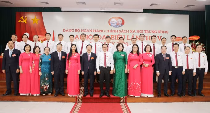 Lãnh đạo Đảng ủy Khối DNTW và các Bộ, ban ngành chụp ảnh với Ban Chấp hành Đảng bộNHCSXH TW nhiệm kỳ 2020 - 2025 ra mắt Đại hội.