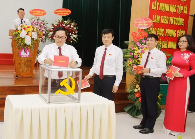 Các đại biểu bỏ phiếu bầu Ban Chấp hành Đảng bộ NHCSXH TW nhiệm kỳ 2020 - 2025.