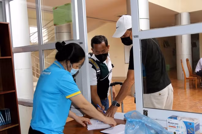 Các thành viên đội tuyển U22 Việt Nam làm thủ tục nhận phòng tại Trung tâm đào tạo bóng đá trẻ Việt Nam. Ảnh: internet.