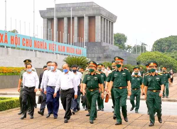 Thủ tướng Chính phủ Nguyễn Xuân Phúc cùng Đoàn công tác kiểm tra thực tế tại khu vực Lăng Chủ tịch Hồ Chí Minh, ngày 14/8/2020