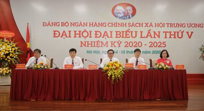 Đoàn Chủ tịch điều hành Đại hội.