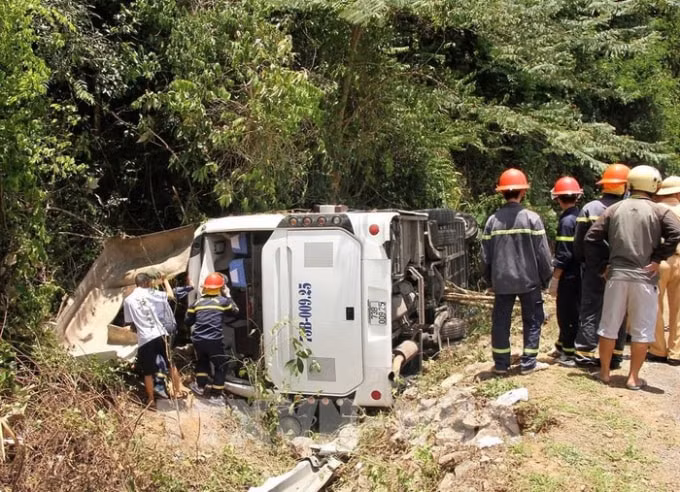 Vụ tai nạn giao thông đặc biệt nghiêm trọng xảy ra tại Quảng Bình khiến ít nhất 15 người thiệt mạng. Ảnh: TL